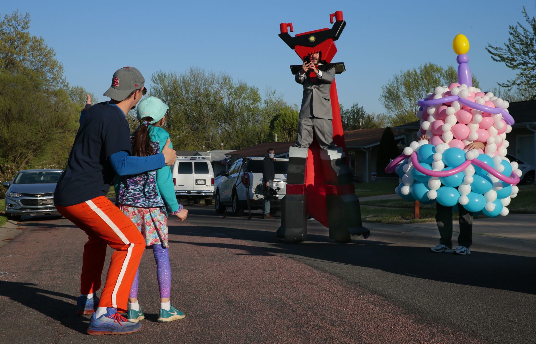 Circus performers gather for 9 year old's birthday quarantine parade